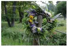 Anlasskarte Trauer - Blumenkranz an Zaun
